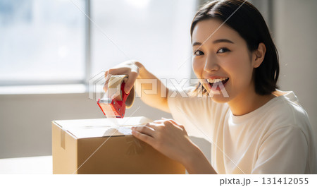 段ボールと女性の梱包・発送作業イメージ 段ボールと女性の梱包・発送作業イメージ 131412055