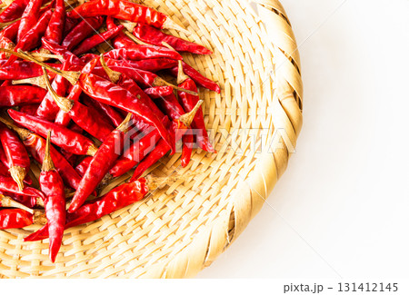 秋に収穫したザルに入った赤唐辛子 秋に収穫したザルに入った赤唐辛子 131412145
