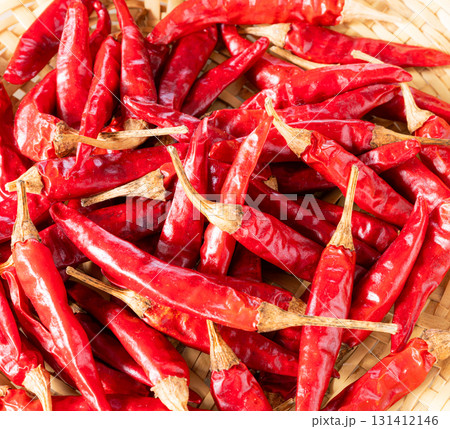 秋に収穫したザルに入った赤唐辛子 131412146
