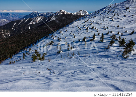八ヶ岳連峰・硫黄岳への登りから見る天狗岳と白馬連峰 131412254