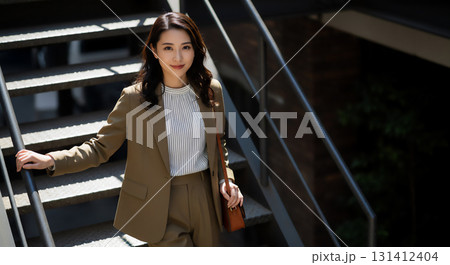 階段でのポートレート ビジネスシーンの女性 131412404