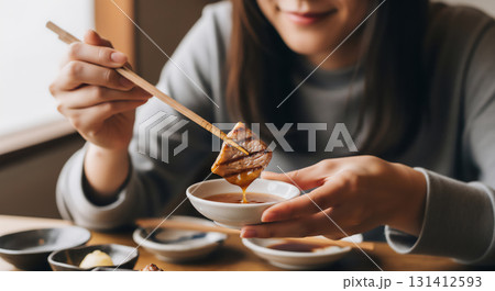 焼肉を楽しむ女性のポートレートと食事シーン 焼肉を楽しむ女性のポートレートと食事シーン 131412593