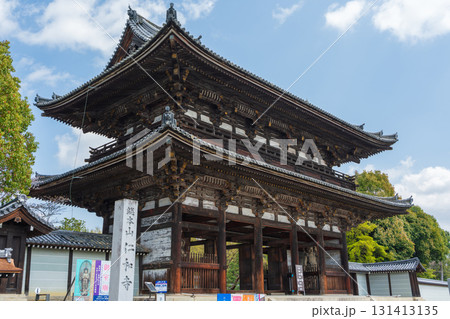 世界遺産、仁和寺の二王門。京都、日本 131413135