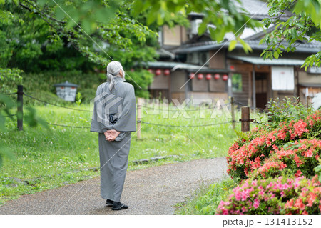 和服姿の老人、緑豊かな庭の小道を散策。京都 和服姿の老人、緑豊かな庭の小道を散策。京都 131413152