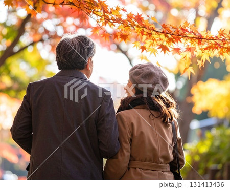 紅葉を楽しむ夫婦 紅葉を楽しむ夫婦 131413436