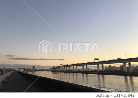 夕暮れ時の高速道路_12 夕暮れ時の高速道路_12 131413842