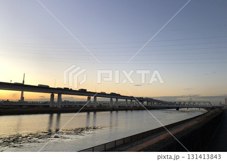 夕暮れ時の高速道路_13 131413843