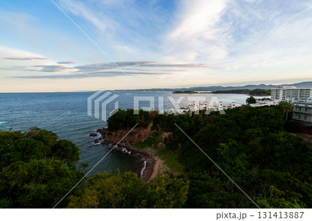 夜明けを迎えた南紀白浜の空と海　水平線上に残る朝焼けと光る白浜の海① 131413887
