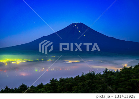 夜明け前の忍野村の高台から見た雲海に浮かぶ夏富士 131413928