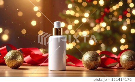 煌めくクリスマス: クリスマスツリーとリボンに囲まれた化粧品ボトル 131414176