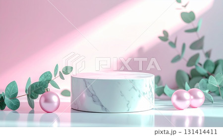 淡い光の中で輝く、ピンクのクリスマスボールとユーカリの葉 131414411