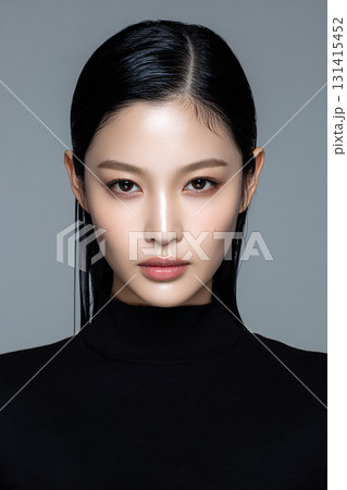 強い視線を持つ女性の白い背景での上半身ポートレート 強い視線を持つ女性の白い背景での上半身ポートレート 131415452