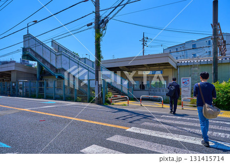 神奈川県川崎市多摩区西生田の津久井道から小田急線 読売ランド前駅北口を見る 神奈川県川崎市多摩区西生田の津久井道から小田急線 読売ランド前駅北口を見る 131415714