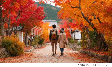 紅葉の下を歩くカップル 131416078
