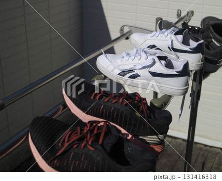 洗ったスニーカーを干す 131416318