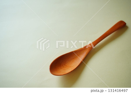 木製スプーンをシンプルに撮影したナチュラルな質感とミニマルデザインを表現する食器写真素材 131416497
