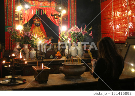 香港島・上環にある華人の富裕商人が建てた「文武廟」の内部 131416892