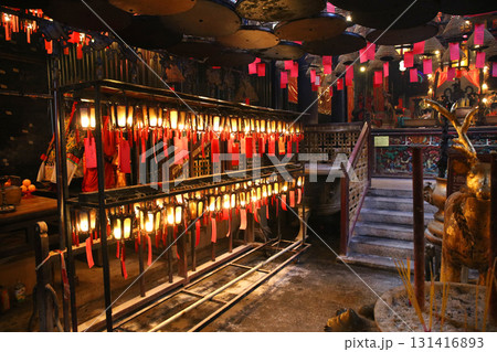 香港島・上環にある華人の富裕商人が建てた「文武廟」の内部 131416893