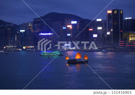 薄暮の香港ビクトリア湾を航行する湾観光船「アクアルナ」 131416903