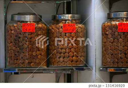 香港・徳輔道西の乾物店で売られる干し貝柱。最高級は日本産で高価。これは中国・青島産 香港・徳輔道西の乾物店で売られる干し貝柱。最高級は日本産で高価。これは中国・青島産 131416920