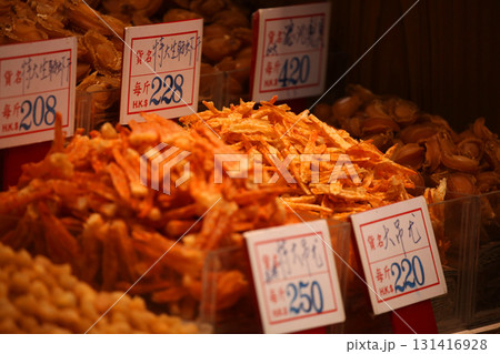 香港・徳輔道西の乾物店で売られる干しエビ。産地や大きさによって価格は異なる。 131416928