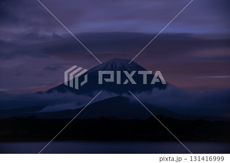 山梨県 精進湖から望む富士山 山梨県 精進湖から望む富士山 131416999