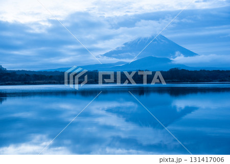 山梨県 精進湖から望む富士山 山梨県 精進湖から望む富士山 131417006