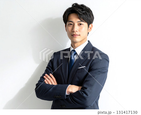 腕を組んでいるスーツ姿の男性 131417130