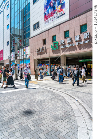 【東京都】たくさんの人で賑わう秋葉原駅前 131417246