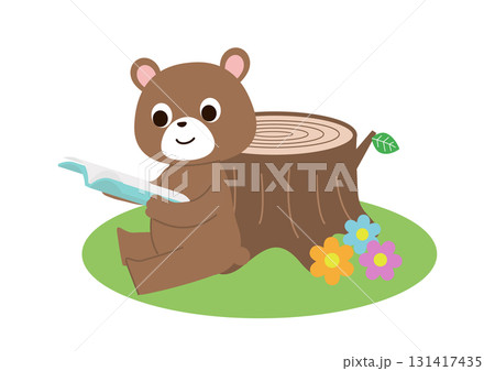 原っぱの切り株にもたれて読書しているクマさん 131417435