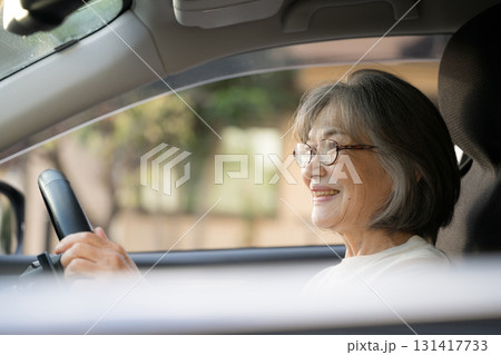 夕方に車の運転をする笑顔の女性の高齢者 131417733