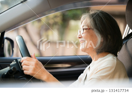 夕方に車の運転をする笑顔の女性の高齢者 131417734
