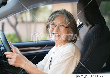 車の運転をする女性の高齢者 131417735