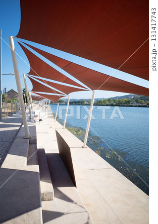 ポルトガル、コインブラの川沿いの風景 131417743