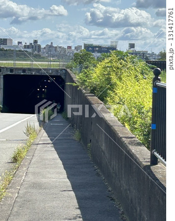 トンネルの風景 光に向かって続く道 トンネルの風景 光に向かって続く道 131417761