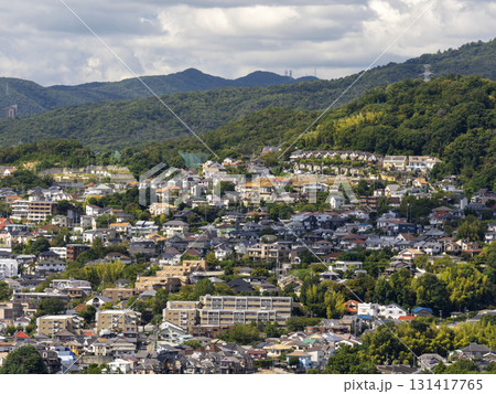 斜面に造成された住宅地の風景 131417765