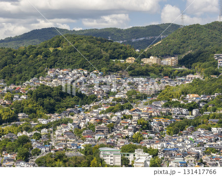 斜面に造成された住宅地の風景 131417766