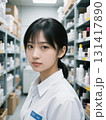 化粧品の倉庫で働く女の人 131417890
