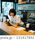 カウンターでコーヒーを淹れる店員 131417892
