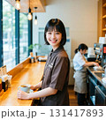 明るいカフェで働く若い女の子 131417893