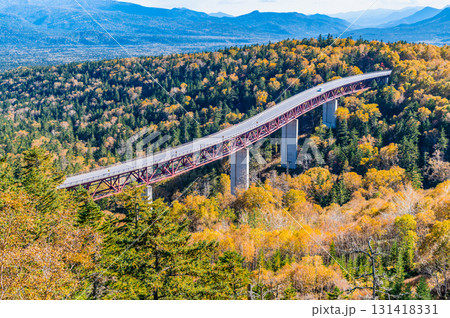 北海道 三国峠 紅葉に染まる松見大橋と大雪山系の山塊 北海道 三国峠 紅葉に染まる松見大橋と大雪山系の山塊 131418331