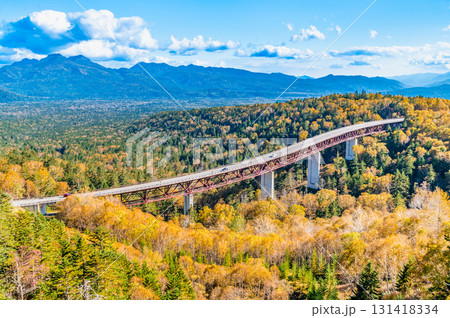 北海道 三国峠 紅葉に染まる松見大橋と大雪山系の山塊 北海道 三国峠 紅葉に染まる松見大橋と大雪山系の山塊 131418334