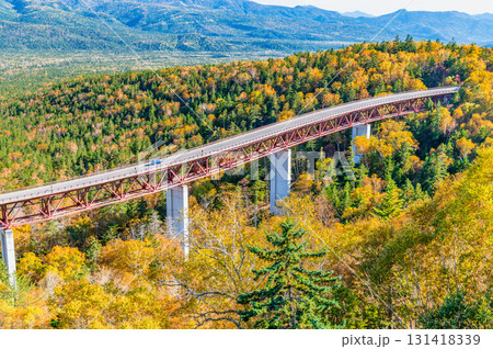 北海道 三国峠 紅葉に染まる松見大橋 北海道 三国峠 紅葉に染まる松見大橋 131418339
