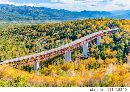 北海道 三国峠 紅葉に染まる松見大橋 北海道 三国峠 紅葉に染まる松見大橋 131418340