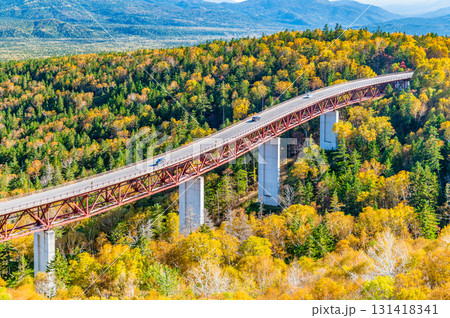 北海道 三国峠　紅葉に染まる松見大橋 131418341