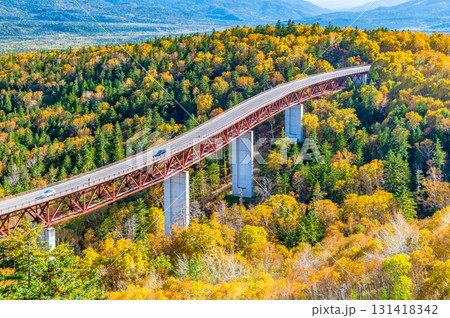 北海道 三国峠 紅葉に染まる松見大橋 北海道 三国峠 紅葉に染まる松見大橋 131418342