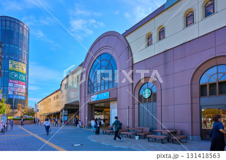 東京都狛江市の小田急線 狛江駅の北口を見る 東京都狛江市の小田急線 狛江駅の北口を見る 131418563