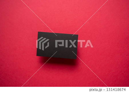 赤背景に黒色のカード 赤背景に黒色のカード 131418674