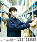 倉庫で商品チェックをする女性 131418685