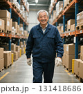 倉庫で在庫管理をする作業服の男性 131418686